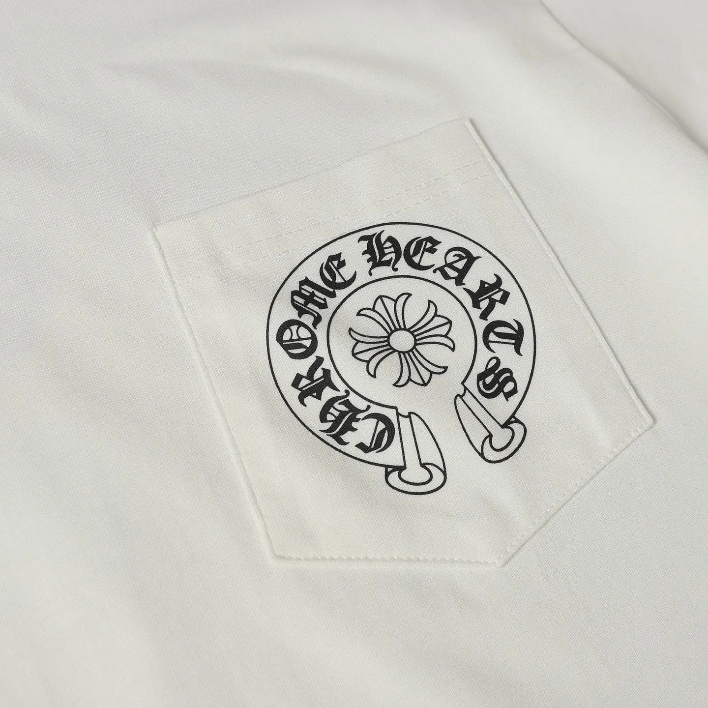 🅿️180 Chrome hearte/Chrome heart ch 25ss early spring horseshoe cross six-color printed short-sleeved T-shirt. A must-have item for daily commuting for men and women in light luxury. The correct version is welcome to compare. Detailed features ·280 grams of 100% cotton double yarn jersey fabric ·Custom-dyed in the same cylinder, special thickened 32 pieces double-strand 1x1 thread ·Double-needle cross-stitch technology ·Original main mark washed hangtag Color: black white Size: XS-L
